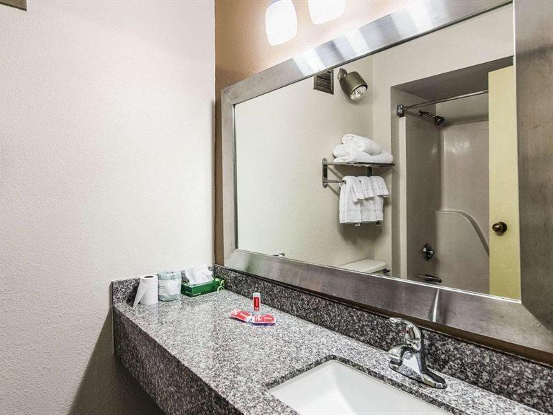 Econo Lodge Inn & Suites Norton Eksteriør bilde