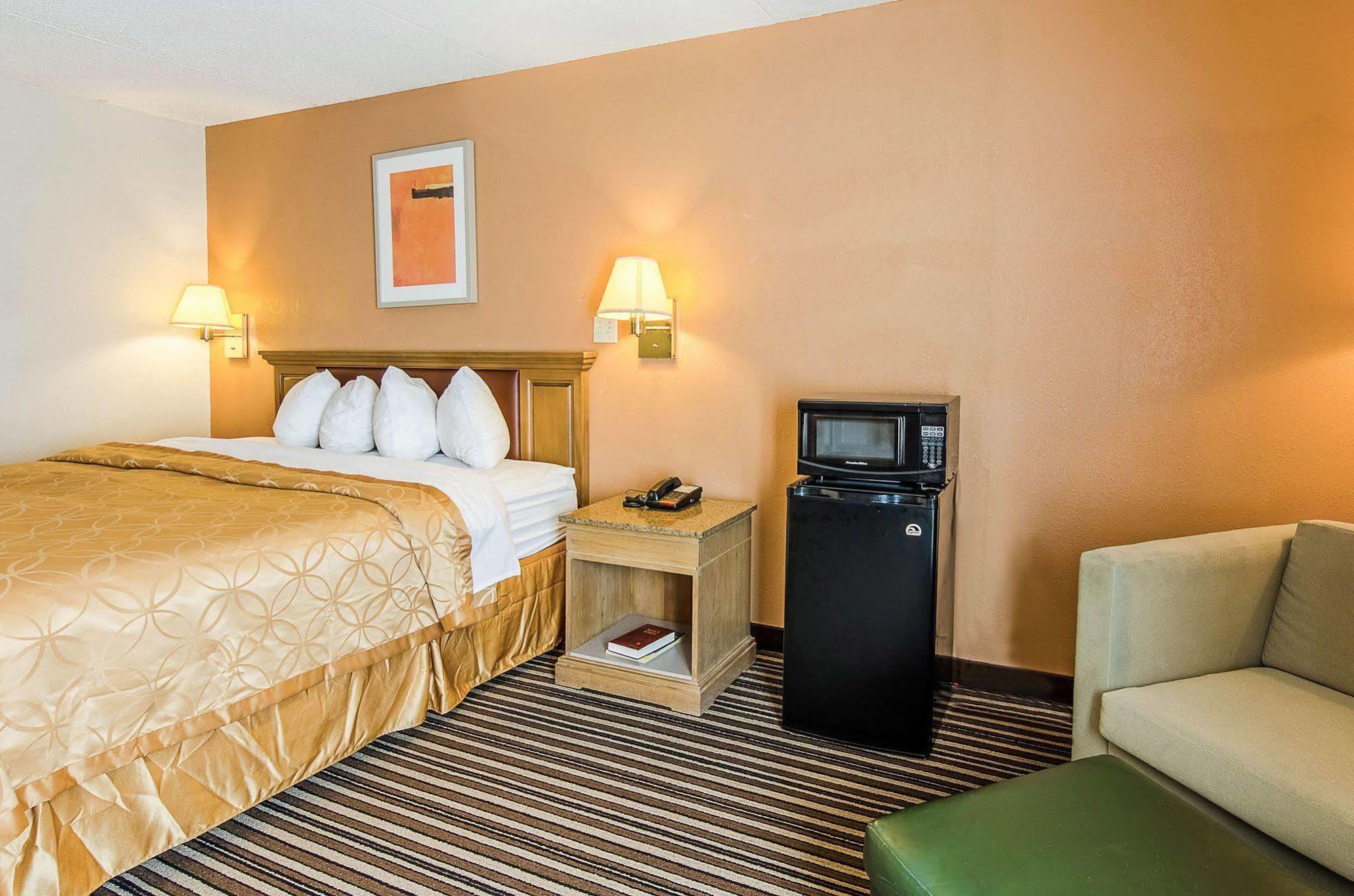 Econo Lodge Inn & Suites Norton Eksteriør bilde